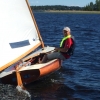 Finnjolle i trä seglar i Karlstad